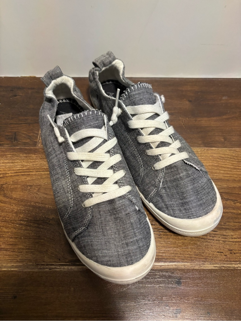 American Eagle Casual Women’s Gray Canvas Lace-Up Sneakers